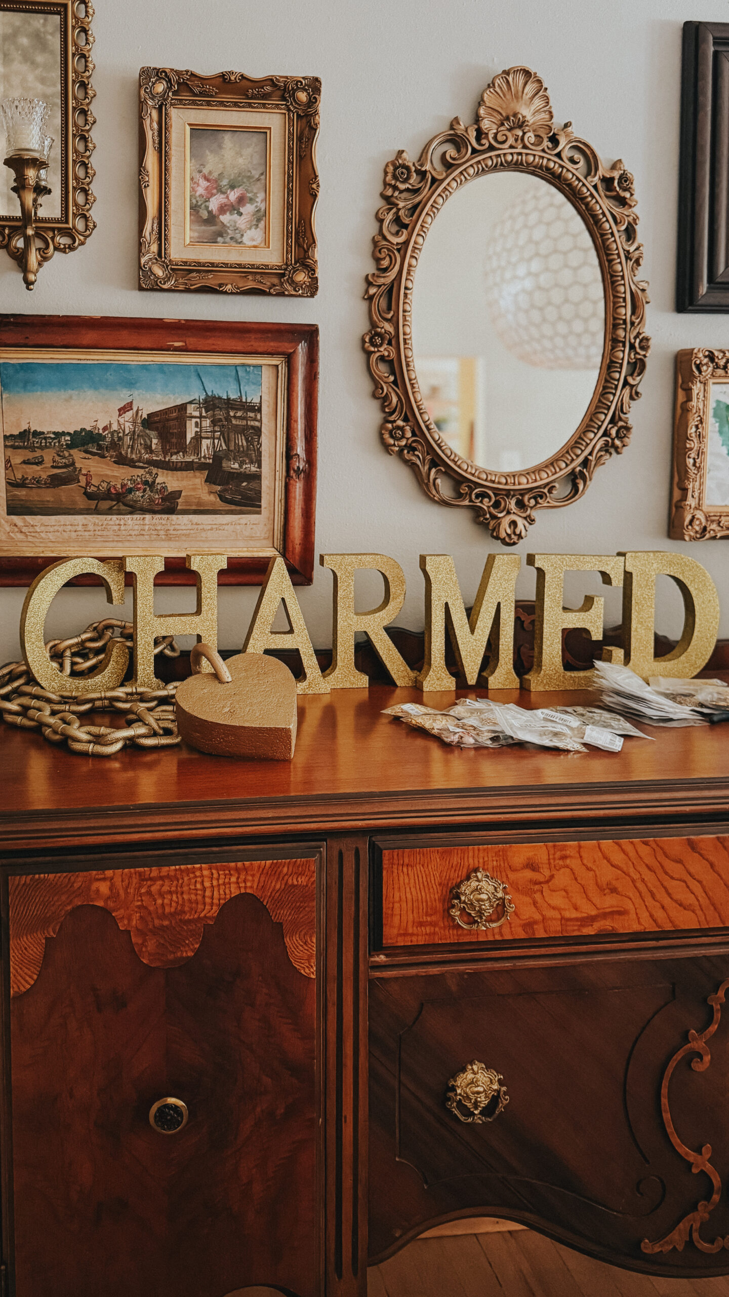DIY charmed table decoration from glitter letters